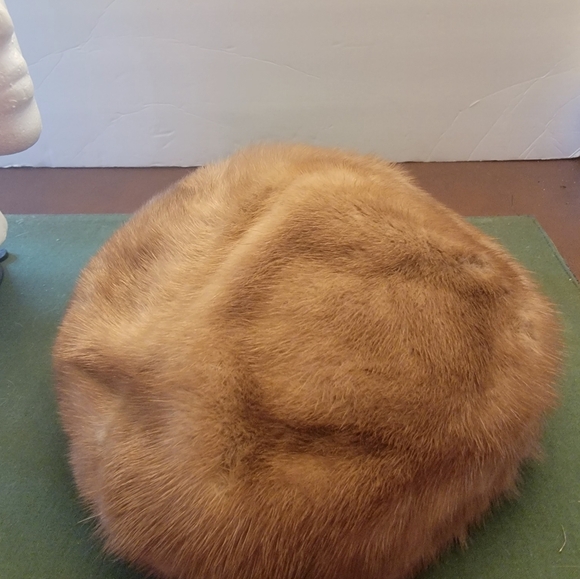 LORD & TAYLOR MINK BERET - Picture 11 of 13